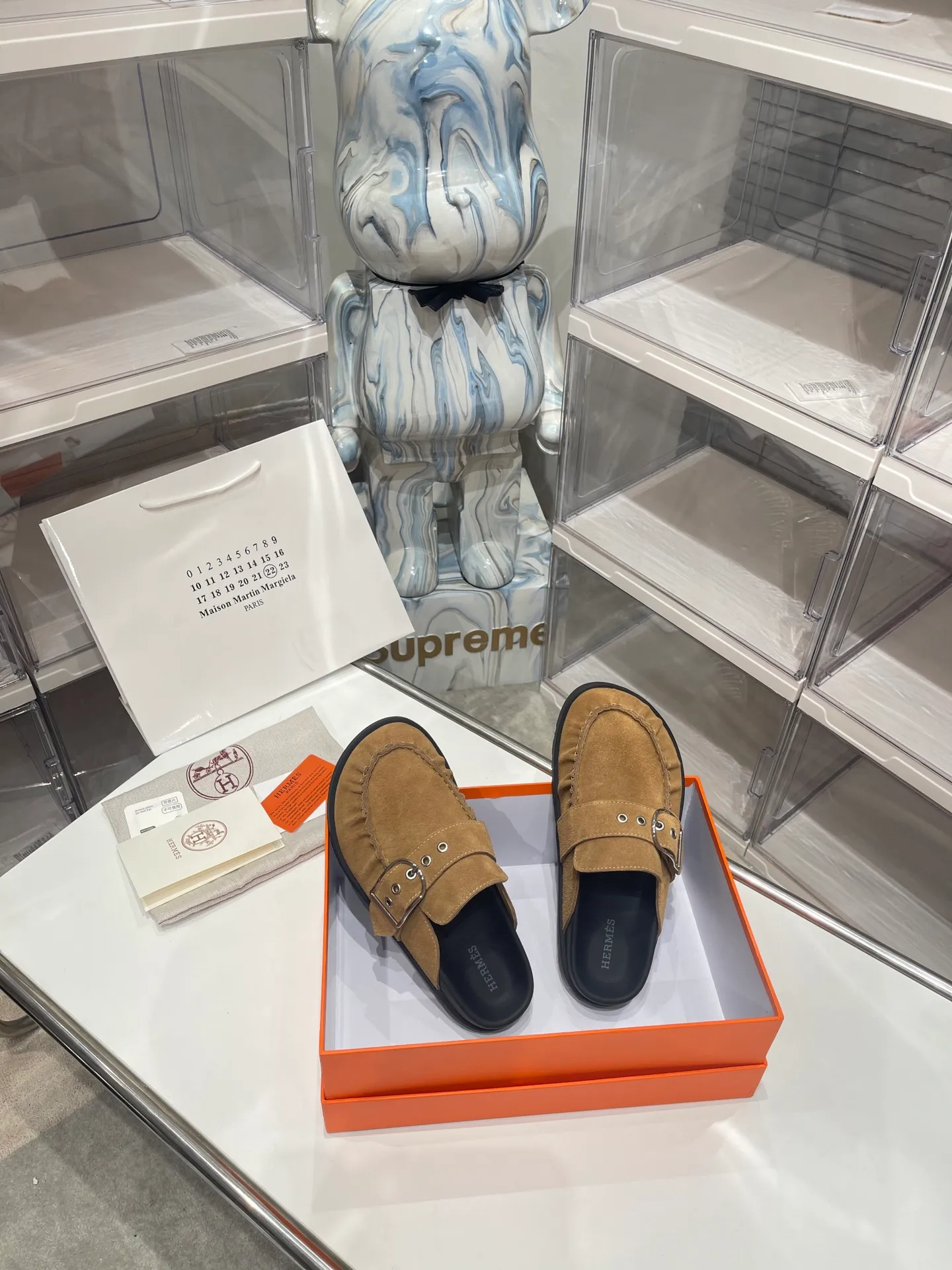 [H Family Hermès] P: 540💰 Size: Male 39-44 (45 46 customized) Female 35-40 (41 42 customized) HERMES Hermès latest kelly buckle couple style Birkenstock slippers, classic family language design! It looks good no matter how you match it! Casual and high-end feeling, the comfort is also great, paired with a variety of colorful socks, it gives a trendy and high-end feel ●Upper: imported cow suede ●Inner: imported sheepskin ●Foot pads: imported mixed sheepskin ●Outsole: Tpu non-slip and wear-resistant outsole